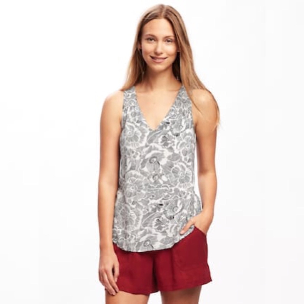 NWOT Petite B&W Peony V-beck keyhole blouse